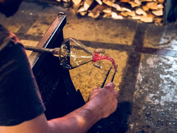 Cima Colheita Anônimo Macho Glassblower Fazendo Vaso Com Ferramentas Enquanto — Fotografia de Stock
