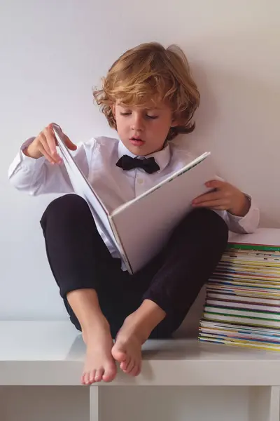 Celé Tělo Rozkošný Bosý Chlapec Formálním Oblečení Čtení Zajímavé Knihy — Stock fotografie