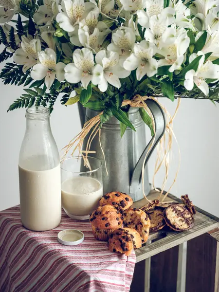 Composition Delicious Homemade Muffin Bottle Milk Placed White Flowers Watering — Stock Photo, Image