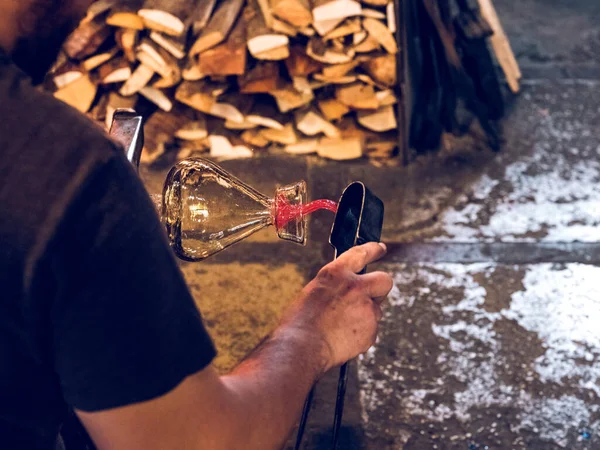 Profesyonel Atölyede Gündüz Odunuyla Çalışırken Cam Vazo Yapan Tanınmayan Erkek — Stok fotoğraf