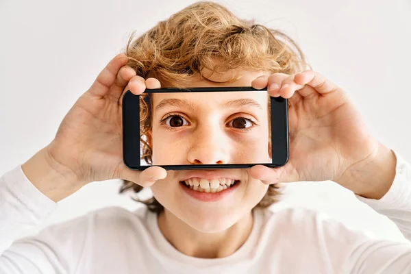 Kind Posiert Mit Handy Und Fotos Aus Teilen Seines Gesichts — Stockfoto