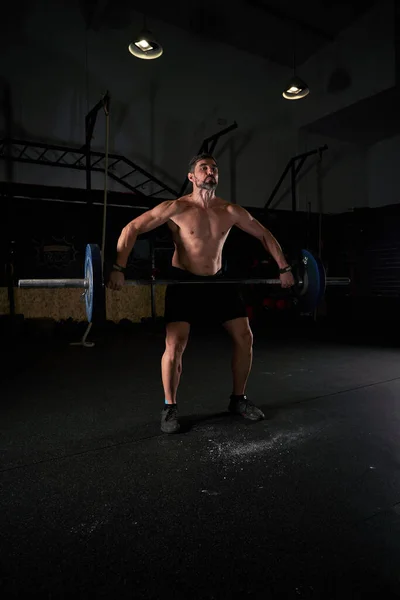 Pełne Ciało Muskularny Mężczyzna Wykonywania Snatch Ciężkich Sztangi Podczas Treningu — Zdjęcie stockowe