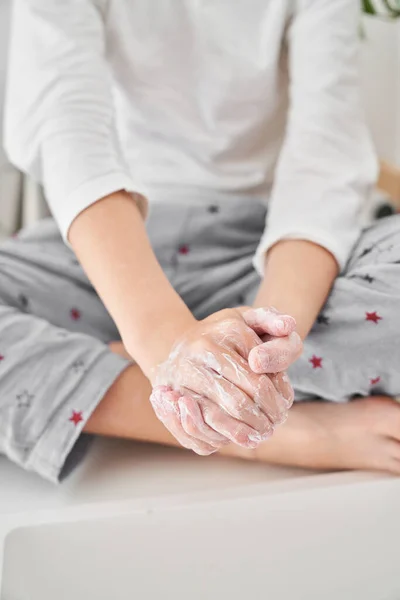 Bilinmeyen Çıplak Ayaklı Pijamalı Çocuk Bacak Bacak Üstüne Atmış Ellerini — Stok fotoğraf