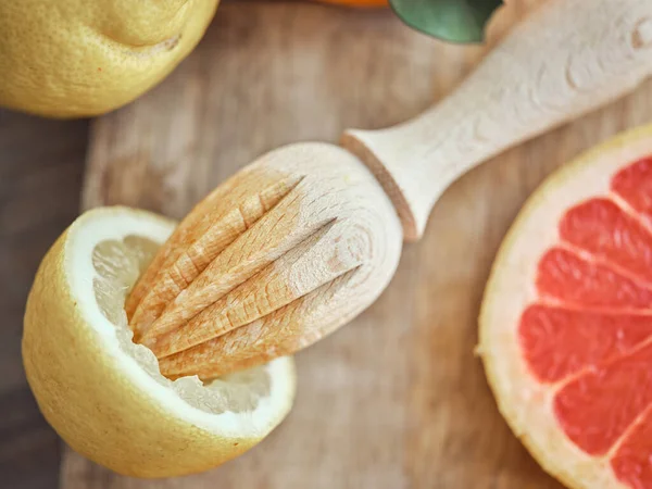 Half Lemon Manual Wooden Juicer Cutting Board Slice Fresh Pomelo — Stock Photo, Image