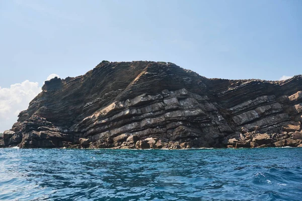 Raue Felsformationen Mit Unebener Oberfläche Der Nähe Von Plätscherndem Meer — Stockfoto