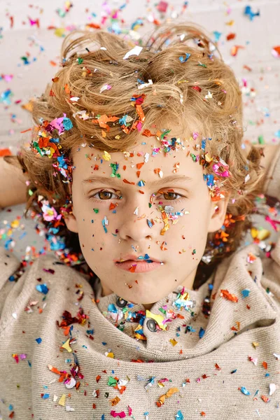 Malý Kudrnatý Blonďatý Chlapec Barevnými Konfety Při Pohledu Kameru Bílém — Stock fotografie
