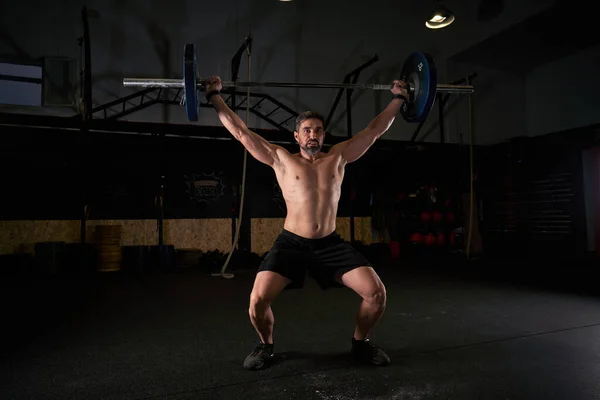Corpo Inteiro Atleta Masculino Muscular Fazendo Exercício Com Barra Com — Fotografia de Stock