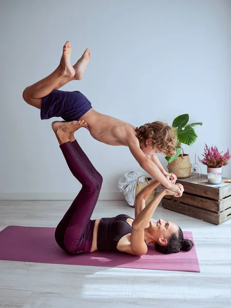 Vista Lateral Mujer Niño Acostados Estera Practicando Acro Yoga Sala — Foto de Stock