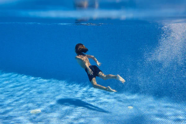 Derrière Enfant Anonyme Entouré Bulles Air Plongeant Dans Une Piscine — Photo