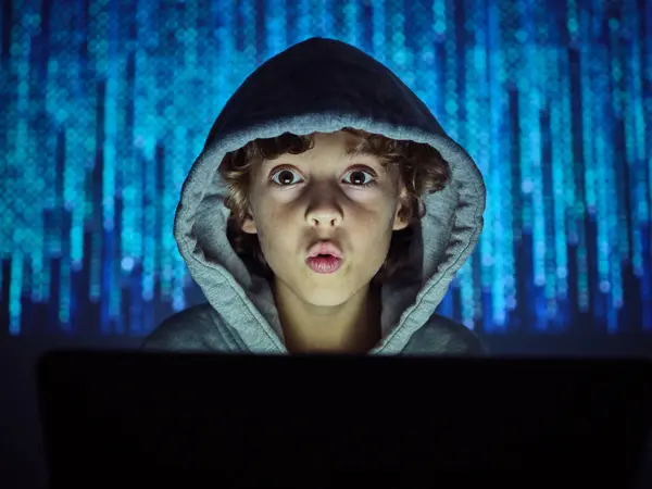 Удивительный Подросток Программист Ноутбуком Размытом Фоне Двоичного Кода Темном Свете — стоковое фото