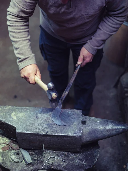 Crop Unrecognizable Male Blacksmith Casual Clothes Clothes Forging Metal Hammer — Stock Photo, Image