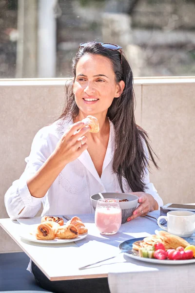 Mujer Alegre Comiendo Croissant Horno Para Desayuno Saludable Descansando Terraza — Foto de Stock