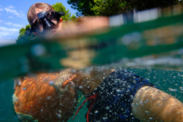 Mayolu Gözlüklü Bir Çocuğun Altında Denizde Yüzüyor Güneşli Yaz Tatilinde — Stok fotoğraf
