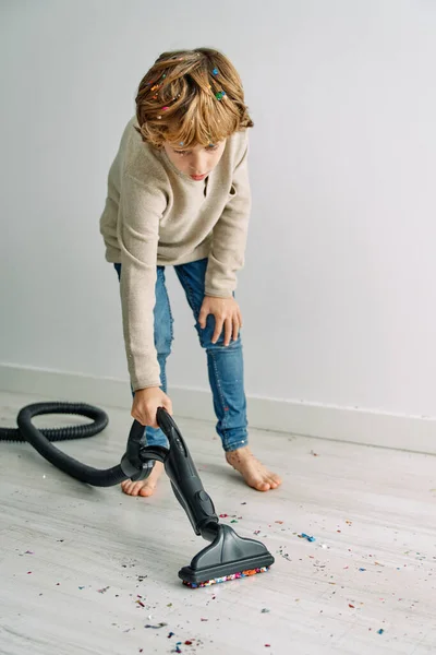 Full Body Barefoot Boy Tidying Floor Covered Scattered Confetti Vacuum — Stock Photo, Image