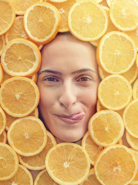 Задоволена Жіноча Модель Облизує Губи Пахнучи Стиглими Смачними Апельсиновими Скибочками — стокове фото
