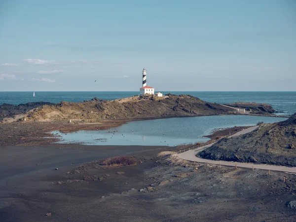 Sahildeki Deniz Fenerinin Muhteşem Manzarası Güneşli Bir Günde Sakin Mavi — Stok fotoğraf