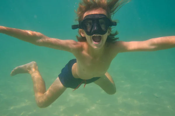 Mayolu Gözlüklü Heyecanlı Çocuk Kumlu Tabanlı Denizde Yüzüyor Yukarı Bakıyor — Stok fotoğraf