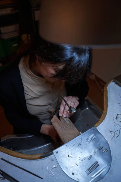 Unrecognizable Female Jeweler Processing Metal Saw Finagel Work Workshop — Stock Photo, Image