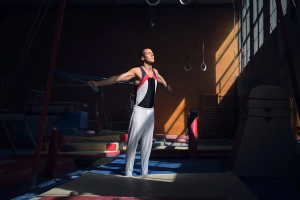 Jonge Sportturnster Stretching Met Een Elastiekje Het Gymnasium Voor Het — Stockfoto
