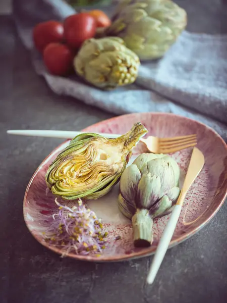 Bowl Cut Artichokes Herbs Served Table Cutlery Table Oil Red — Stock Photo, Image