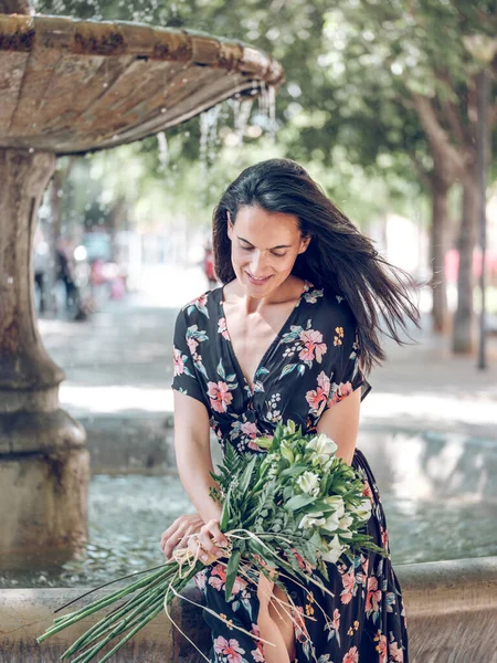 Çiçekli Elbiseli Mutlu Bir Kadın Yaz Günü Parkta Bir Demet — Stok fotoğraf