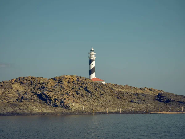 Torre Farol Localizado Atrás Costa Montanhosa Áspera Mar Calmo Dia — Fotografia de Stock
