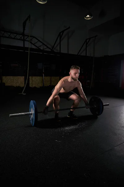 Vücut Kaslı Erkek Sporcu Spor Salonunda Ağırlık Kaldırırken Halterle Ağırlık — Stok fotoğraf