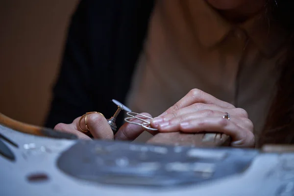 Profesyonel Ekipman Mücevher Atölyesinde Çalışırken Masasında Oturan Tanınmayan Bir Kadın — Stok fotoğraf