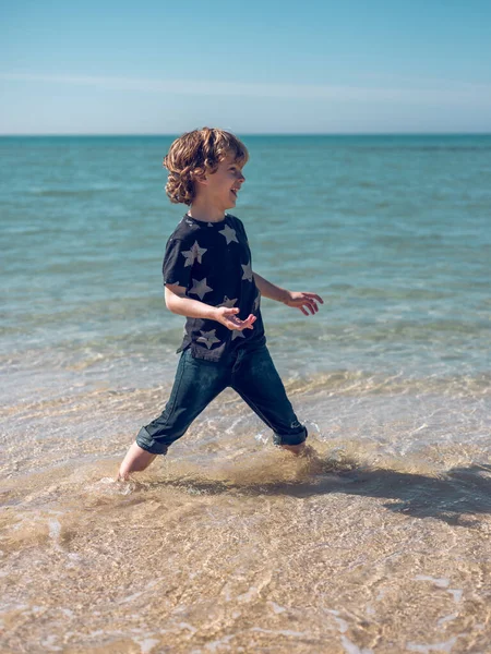 Ganzer Körper Eines Entzückenden Kleinen Jungen Lässiger Kleidung Der Strand — Stockfoto