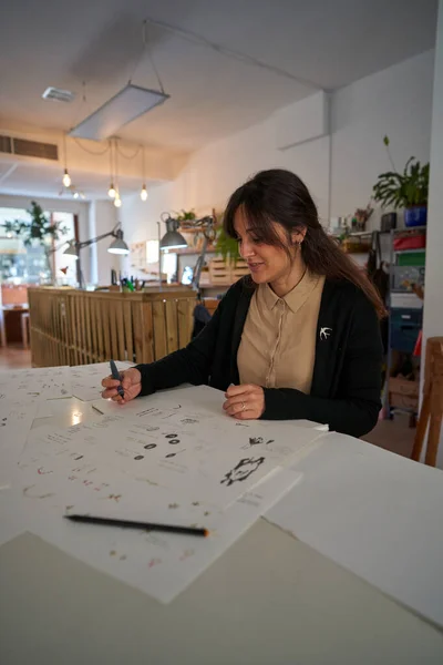Kadın Sanatçı Atölyede Yaratıcı Yapımı Aksesuarların Tasarımını Yaparken Kağıt Kağıtlara — Stok fotoğraf