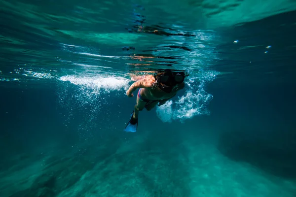 Zdola Celého Těla Předpuberťáka Šnorchlování Masky Ploutve Plavání Pod Vodou — Stock fotografie
