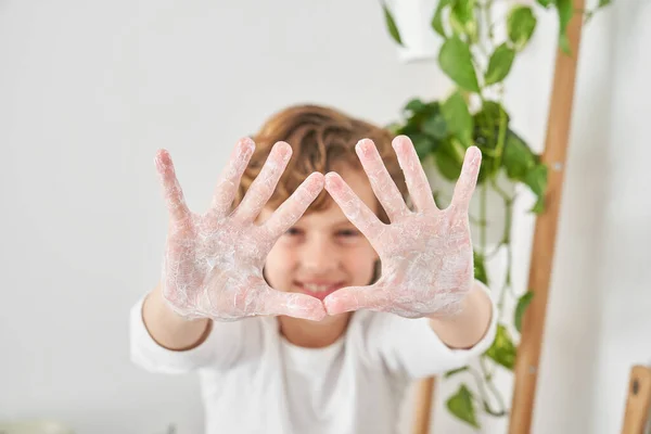 Foco Seletivo Criança Alegre Mostrando Mãos Ensaboadas Câmera Enquanto Tem — Fotografia de Stock