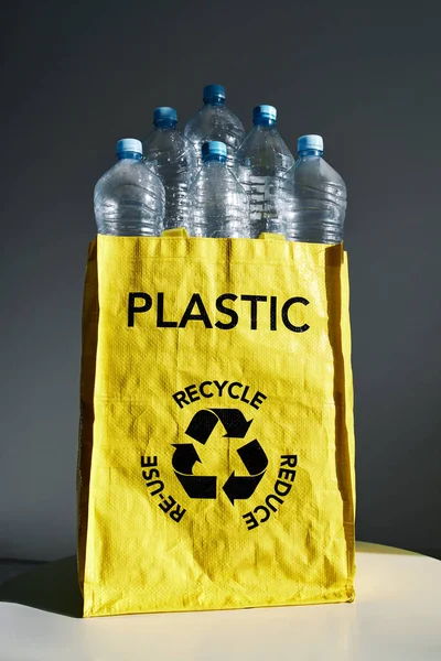 Φωτεινή Σακούλα Γεμάτη Άδεια Πλαστικά Μπουκάλια Που Διαχωρίζονται Για Ανακύκλωση — Φωτογραφία Αρχείου