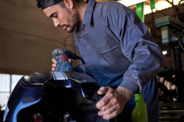 Niedrige Seitenansicht Des Bärtigen Männlichen Mechanikers Blauen Poliertank Des Motorrads — Stockfoto