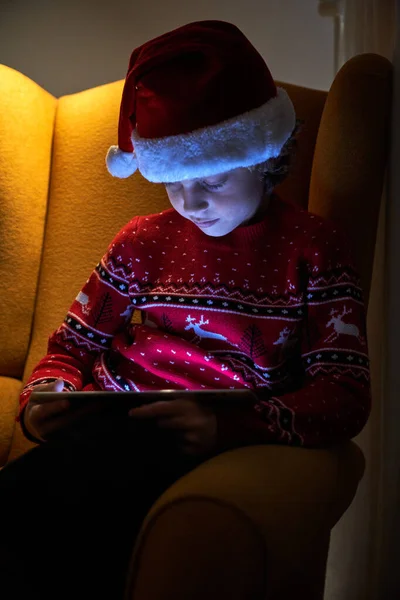 Förtjusande Liten Pojke Tröja Och Santa Hatt Med Hjälp Tablett — Stockfoto