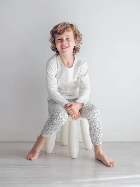 Jongen Witte Pyjama Leunend Tegen Witte Muur Van Zijn Huis — Stockfoto