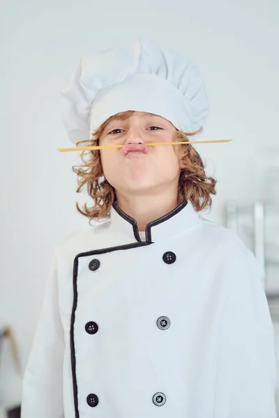 Adorable Niño Preadolescente Traje Chef Mueca Imitar Bigote Con Espaguetis —  Fotos de Stock