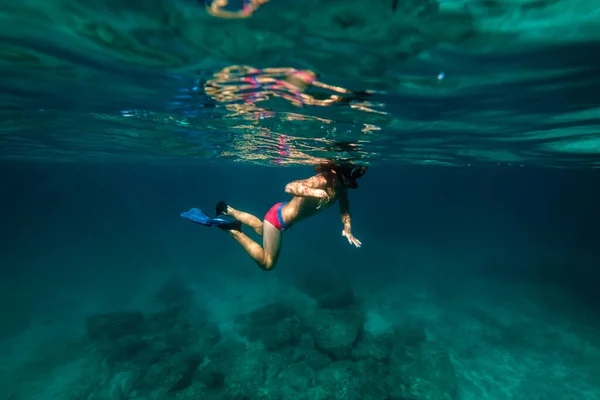 フィンのクロップティーン少年と海の透明なきれいなターコイズ水の深さで泳ぐダイビングマスクのフルボディ — ストック写真