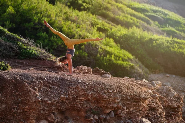 Spor Kıyafetleri Içinde Soluk Kesici Yeşil Dağ Yamacında Yoga Yaparken — Stok fotoğraf