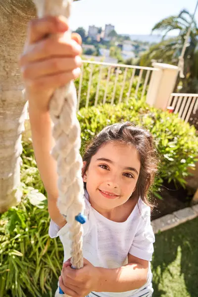 Portret Van Een Glimlachend Kind Casual Kleding Genieten Rit Touw — Stockfoto
