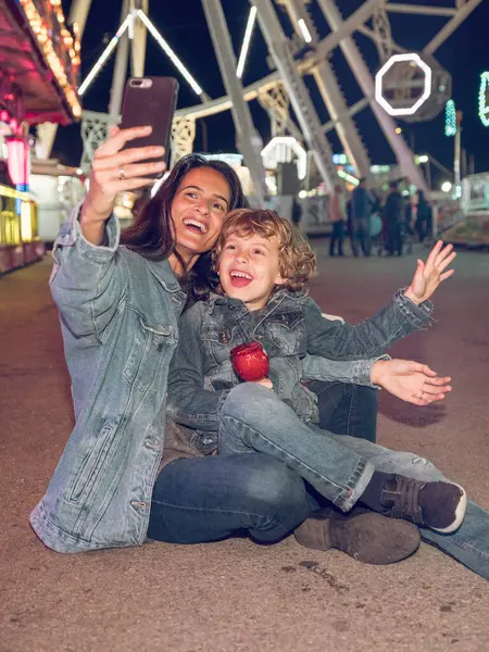 Mulher Positiva Com Criança Sentada Chão Tomando Auto Retrato Celular — Fotografia de Stock