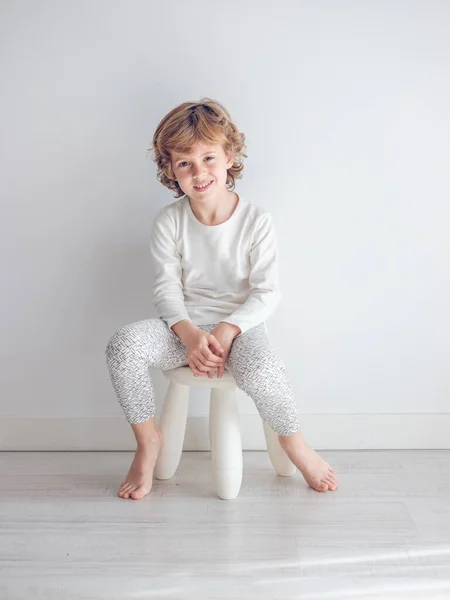 Jongen Witte Pyjama Leunend Tegen Witte Muur Van Zijn Huis — Stockfoto