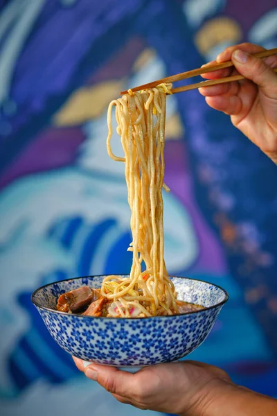 Unbekannter Greift Nach Nudeln Mit Essstäbchen Während Asiatischem Restaurant Eine — Stockfoto