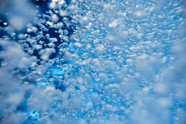 Nahaufnahme Vieler Transparenter Luftblasen Unterschiedlicher Form Die Tief Klaren Wasser — Stockfoto
