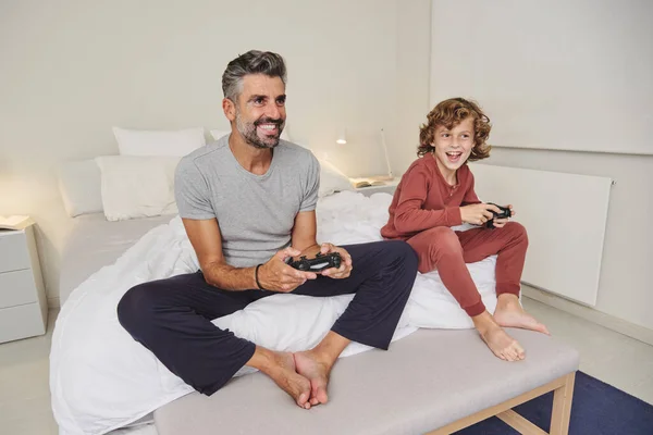 Full Length Smiling Barefoot Mature Father Boy Playing Videogame Bedroom — Stock Photo, Image