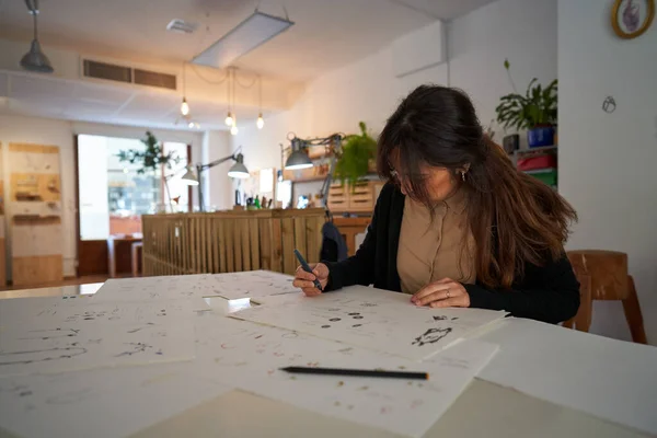 Stüdyoda Yapımı Mücevher Aksesuarları Çizerken Kağıt Çarşaflara Resim Çizmekle Meşgul — Stok fotoğraf