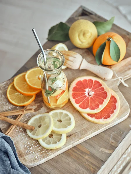 Láhev Chutné Limonády Servírované Různými Plátky Citrusových Plodů Skořicových Tyčinek — Stock fotografie