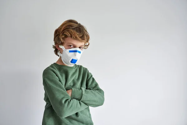 Preteen Boy Medical Respirator Arms Crossed Quarantine Restrictions Covid19 Pandemic — Stock Photo, Image