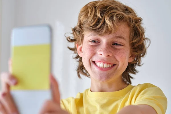 Niño Feliz Desgaste Amarillo Con Cara Pecosa Tomando Autorretrato Teléfono —  Fotos de Stock