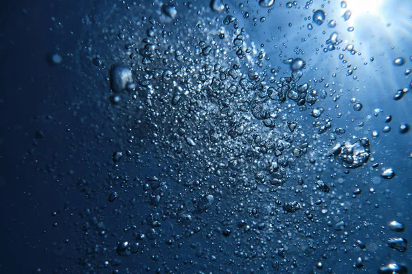Wylewanie Pęcherzyków Powietrza Głębokim Morzu Przejrzystą Niebieską Wodą Promieniami Światła — Zdjęcie stockowe
